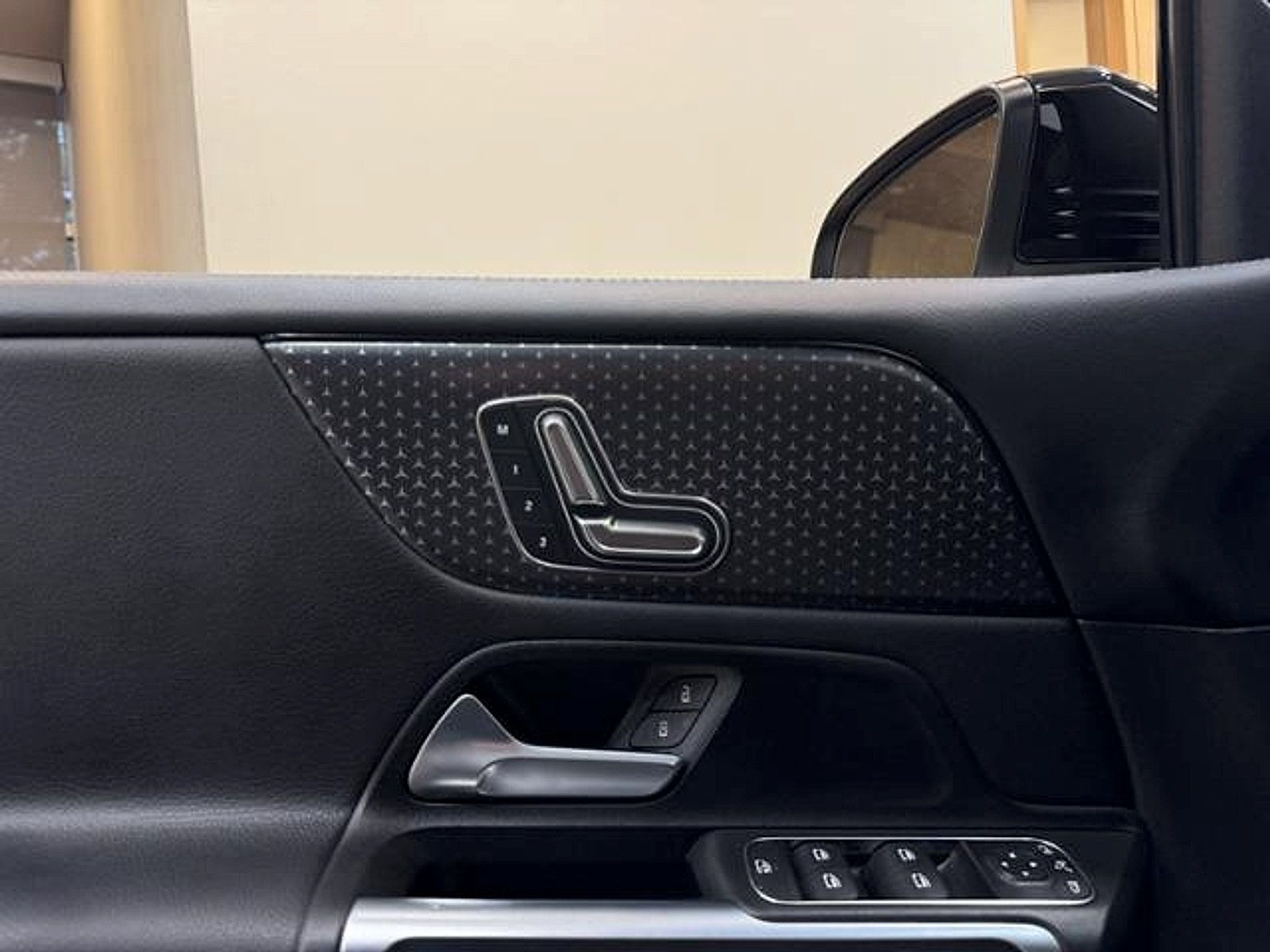 Used 2025 Mercedes-Benz GLB 250 image 6