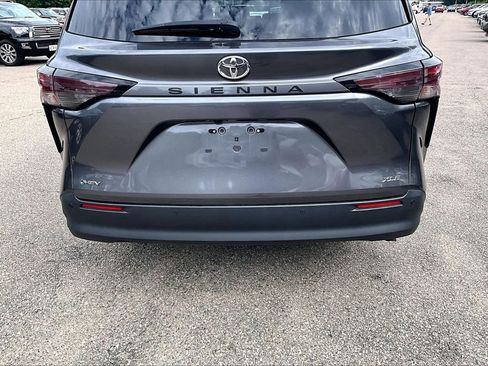 Used 2025 Toyota Sienna XLE FWD image 10