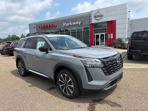 New 2026 Nissan Pathfinder Platinum w/ Accent Package AWD/4WD image 1
