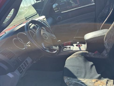 Used 2015 Toyota Tacoma Base image 6