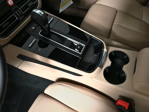 Certified 2026 Porsche Macan AWD/4WD image 18