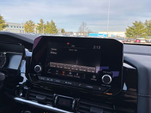 Used 2025 Nissan Pathfinder SV image 23