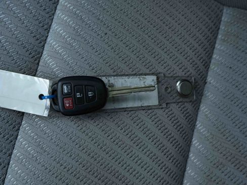 Used 2017 Toyota Camry LE FWD image 38