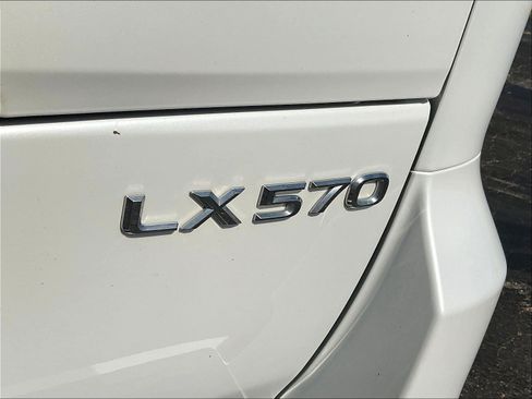 Used 2017 Lexus LX 570 4WD w/ Luxury Package image 23