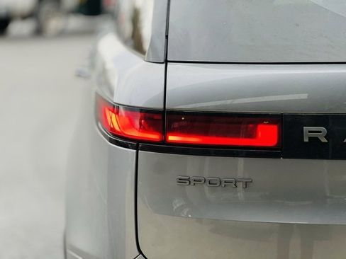 Used 2024 Land Rover Range Rover Sport SE image 9