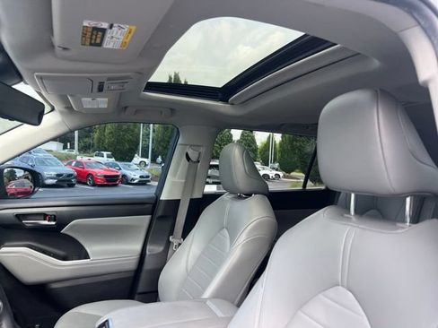Used 2022 Toyota Highlander XLE FWD image 14