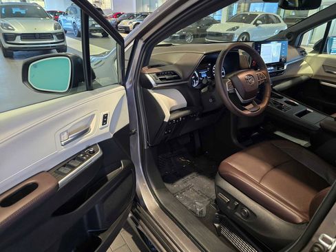 Used 2023 Toyota Sienna Platinum AWD/4WD image 23