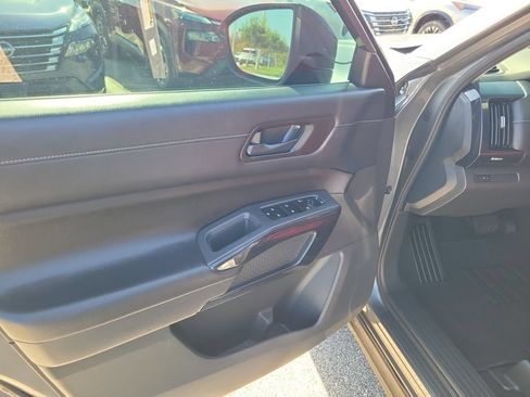 Used 2023 Nissan Pathfinder S AWD/4WD image 18
