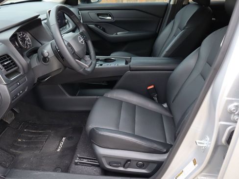 Used 2025 Nissan Rogue SV w/ SV Premium Package FWD image 16