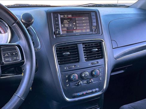 Used 2016 Dodge Grand Caravan SE image 5