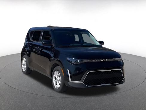 Used 2025 Kia Soul LX w/ LX Technology Package image 3