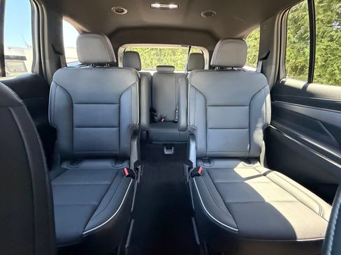 Used 2025 Buick Enclave Preferred FWD image 3