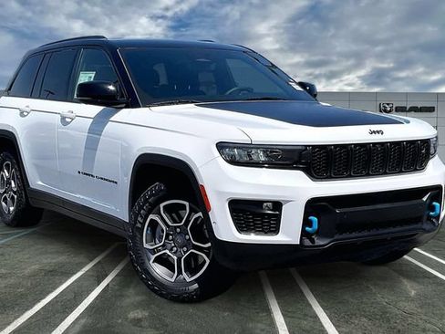 Used 2023 Jeep Grand Cherokee Trailhawk w/ Advanced Protech Group II AWD/4WD image 12