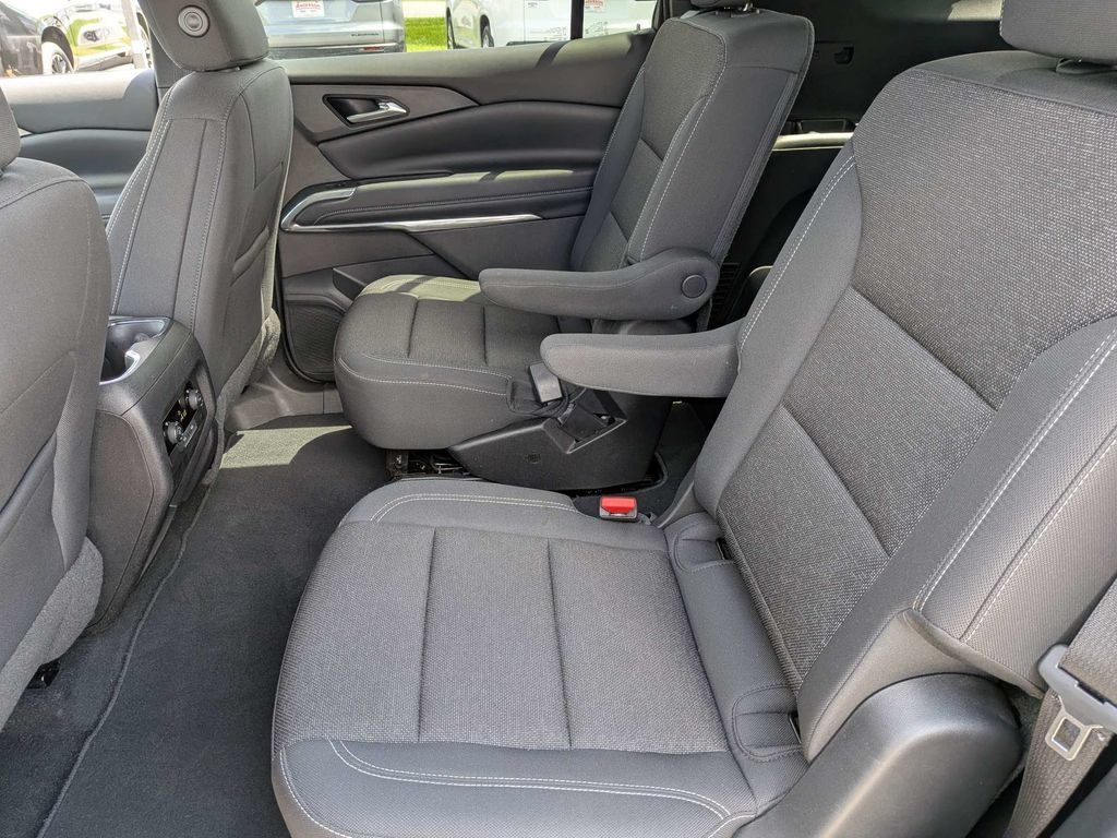 Used 2026 Chevrolet Traverse LT FWD image 16