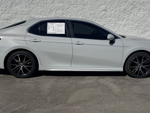 Used 2023 Toyota Camry SE image 3