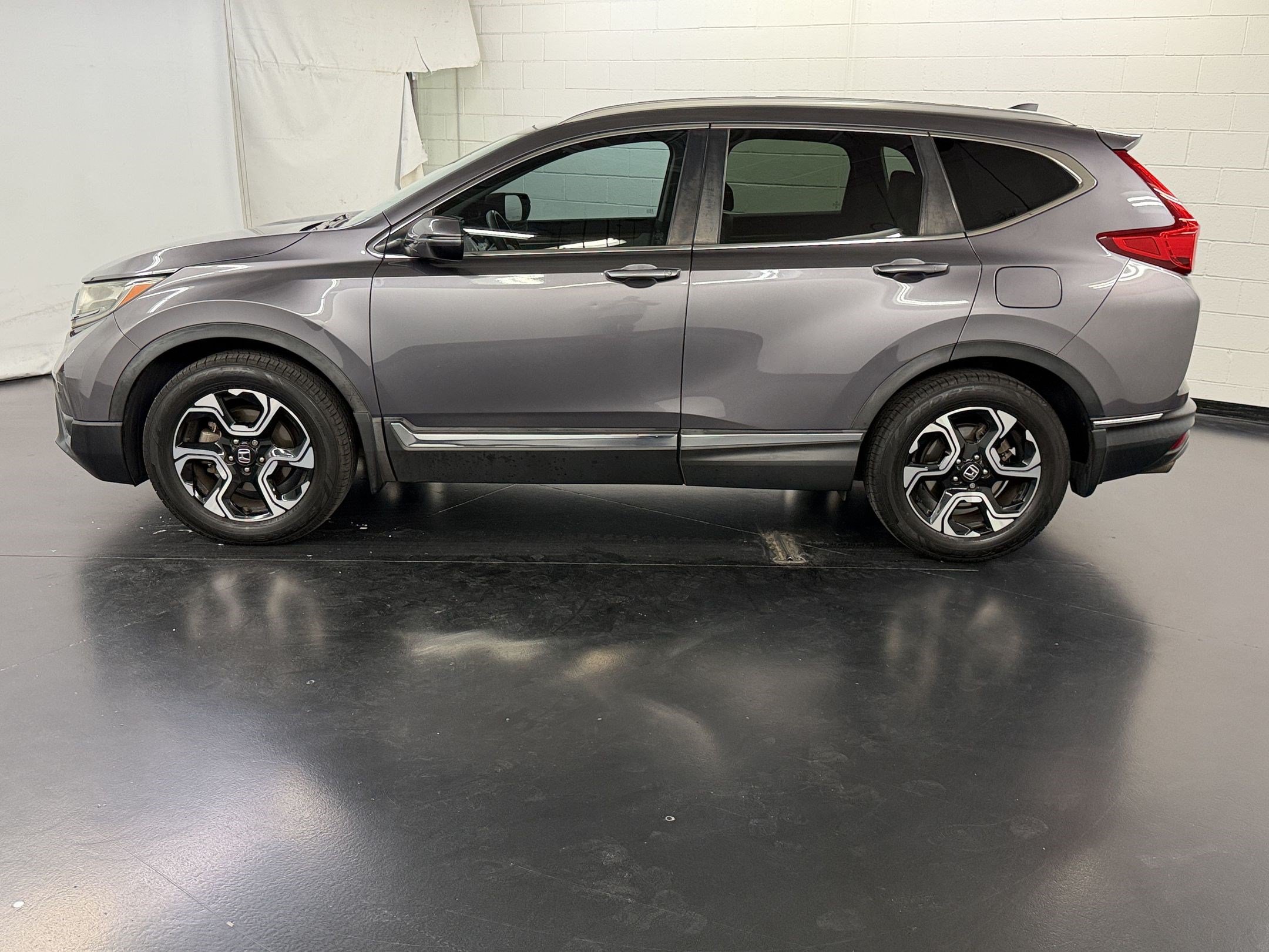 Used 2018 Honda CR-V Touring image 2