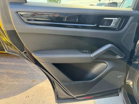 Used 2021 Porsche Cayenne Coupe w/ Premium Package image 16