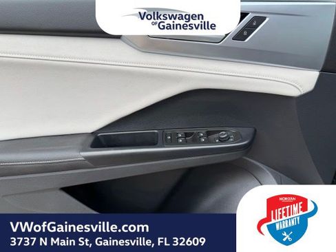 Used 2025 Volkswagen Taos SE FWD image 16