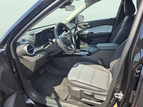 Used 2025 Chevrolet Trax LT w/ LT Convenience Package FWD image 14