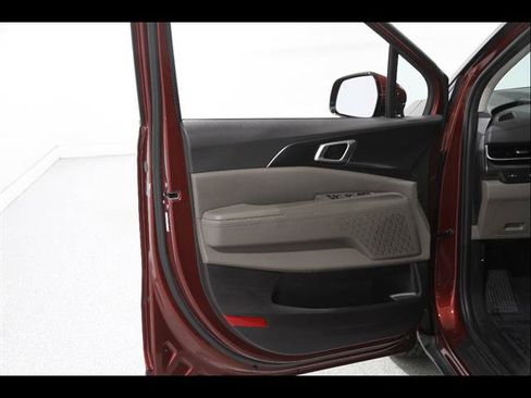 Used 2025 Kia Carnival FWD image 4