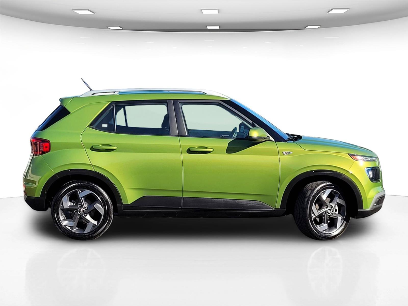 Used 2023 Hyundai Venue SEL FWD image 5