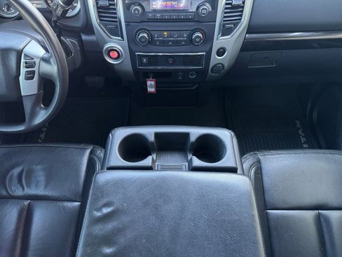 Used 2017 Nissan Titan SV image 11