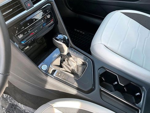 Certified 2025 Volkswagen Taos SE image 23