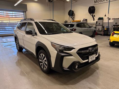 Used 2025 Subaru Outback Premium image 9