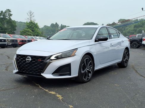 Used 2023 Nissan Altima 2.5 SR w/ SR Premium Package AWD/4WD image 3