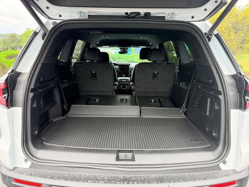 New 2026 GMC Acadia AT4 w/ LPO, Floor Liner Package AWD/4WD image 8