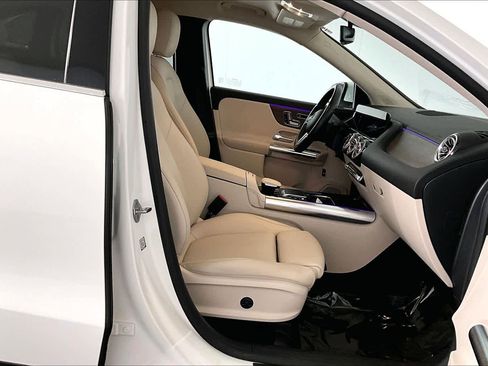 Used 2023 Mercedes-Benz GLA 250 4MATIC w/ Premium Package image 8