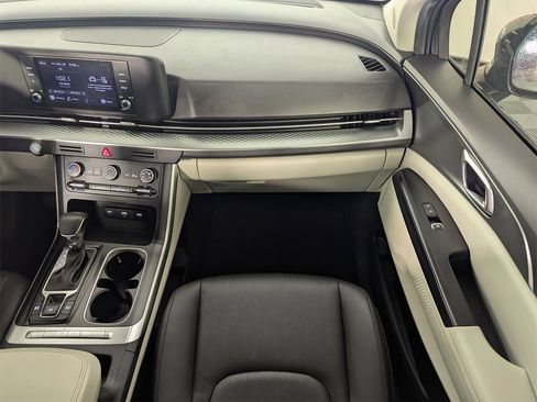 Used 2022 Kia Carnival LX image 16