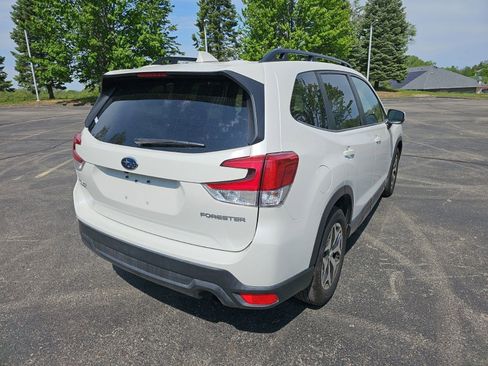 Used 2022 Subaru Forester Premium AWD/4WD image 6