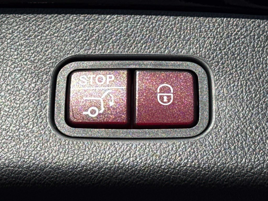 Used 2025 Mercedes-Benz GLC 350e 4MATIC image 17