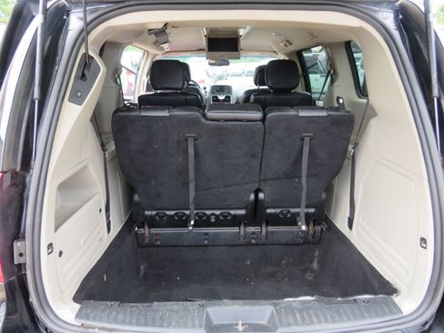 Used 2015 Chrysler Town & Country Touring image 25