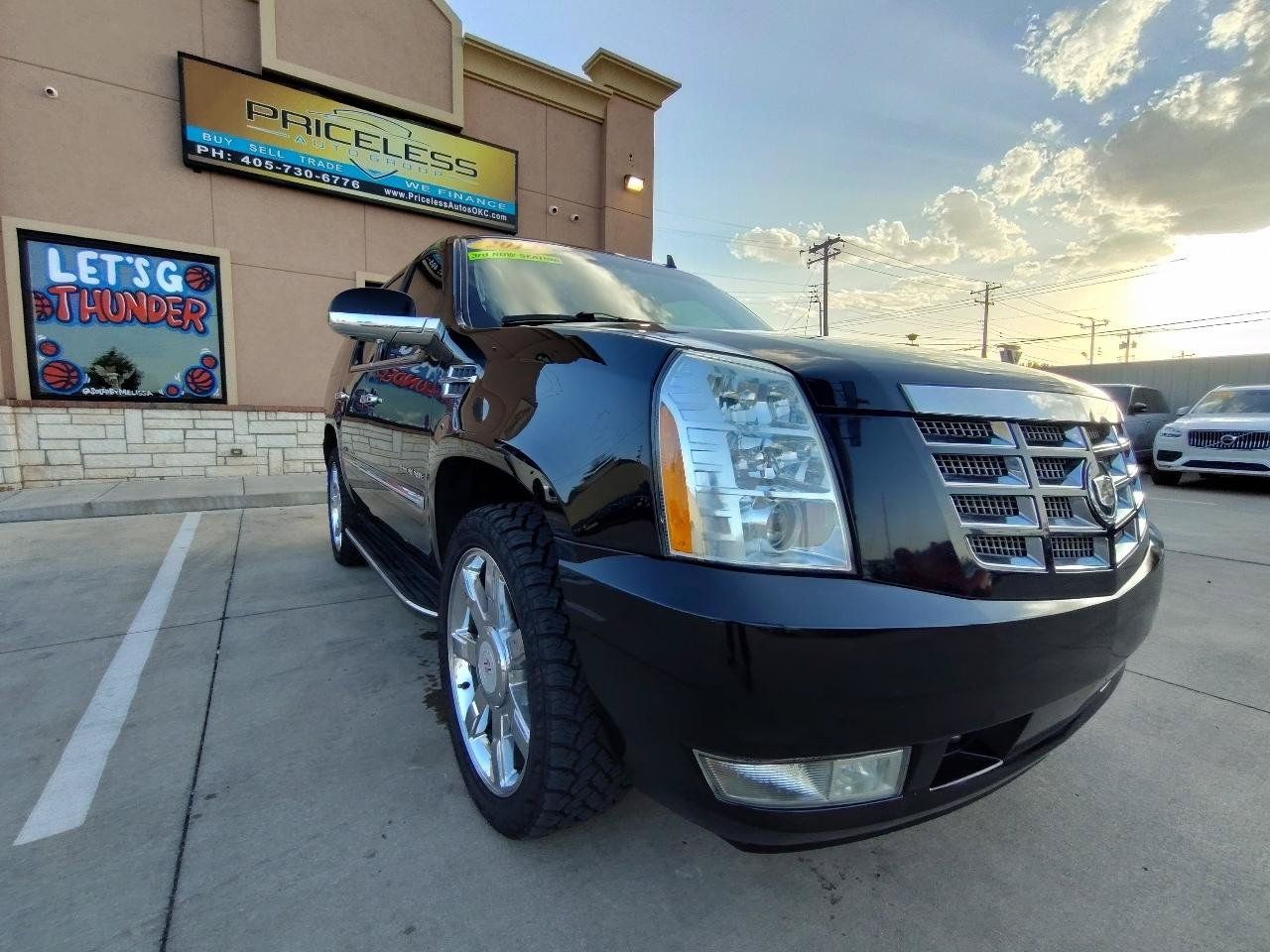 Used 2012 Cadillac Escalade Luxury RWD image 2