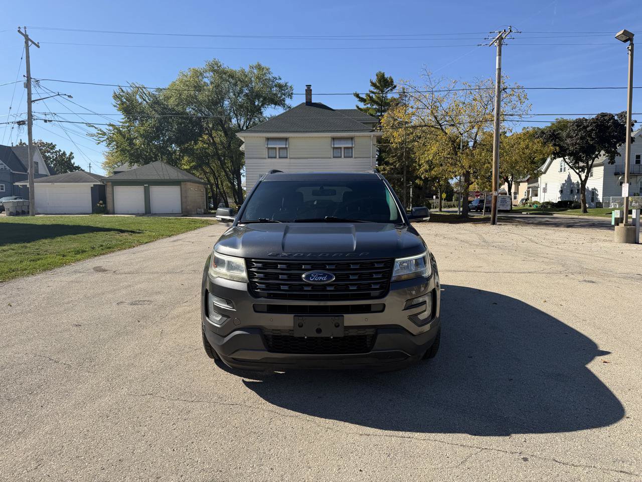 Used 2017 Ford Explorer XLT w/ XLT Technology Feature Bundle AWD/4WD image 2