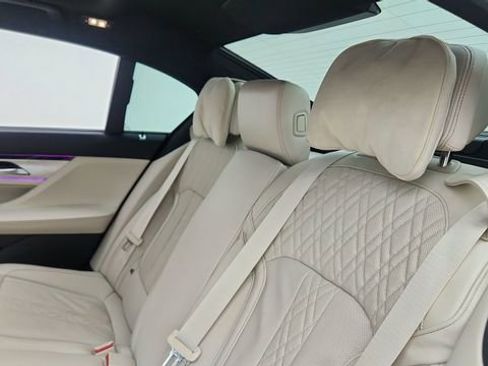 Used 2022 BMW 740i w/ M Sport Package image 29