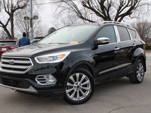 Used 2017 Ford Escape Titanium image 2