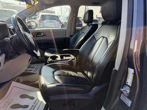 Used 2018 Chrysler Pacifica Touring-L w/ Tire & Wheel Group image 9