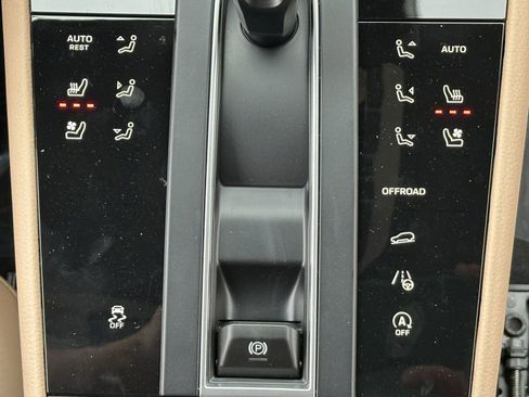 Certified 2026 Porsche Macan image 25