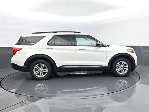 Used 2022 Ford Explorer XLT image 4