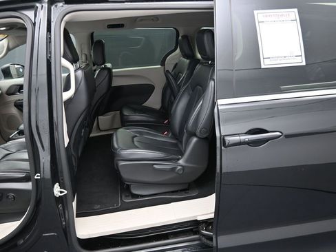 Used 2023 Chrysler Pacifica Touring-L FWD image 16