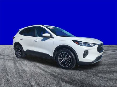 Used 2023 Ford Escape SE image 2