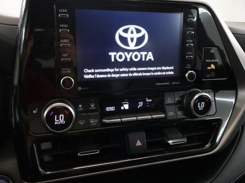Used 2022 Toyota Highlander XLE AWD/4WD image 22