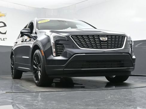 Used 2023 Cadillac XT4 Luxury w/ Cold Weather Package FWD image 3