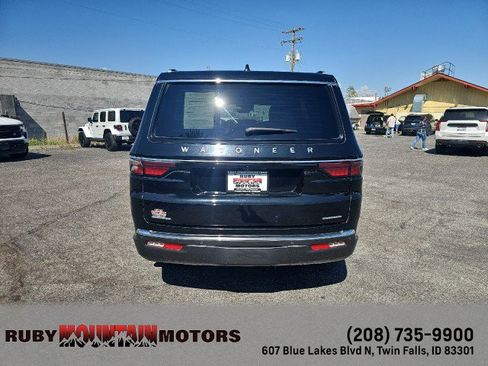 Used 2022 Jeep Wagoneer Series III w/ Premium Group I AWD/4WD image 6