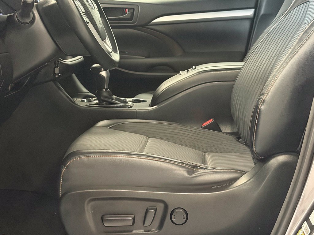 Used 2015 Toyota Highlander LE AWD/4WD image 12