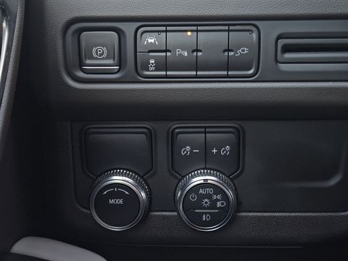 Used 2021 GMC Yukon SLT w/ SLT Premium Package image 26