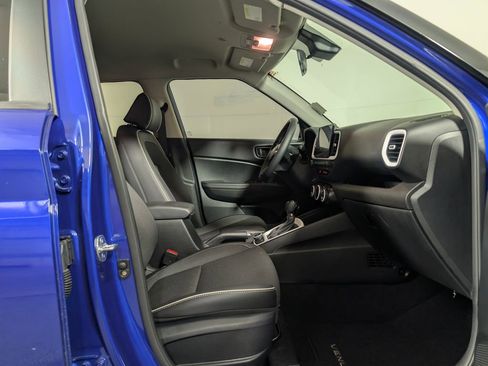 Used 2024 Hyundai Venue Limited image 11